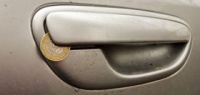 Монетка в ручке двери: классическая схема угона авто