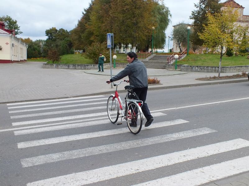Велосипедист в Могилеве не спешился на пешеходном переходе и попал под машину
